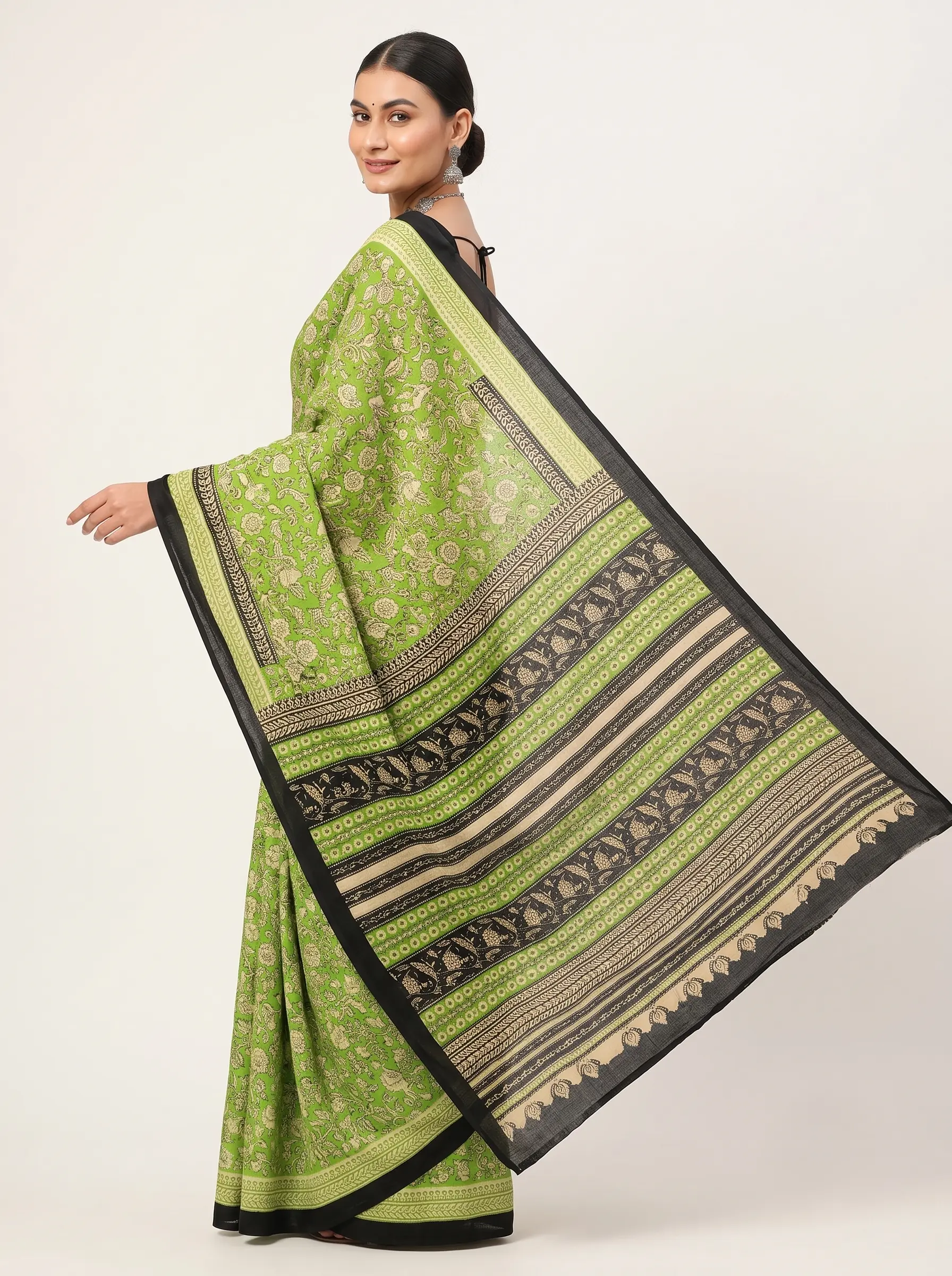 Elegant Green Floral Malmal Cotton Saree for Women - Image 2